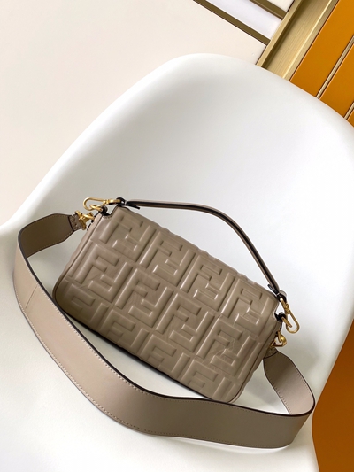 フェンディバッグ背面デザイン